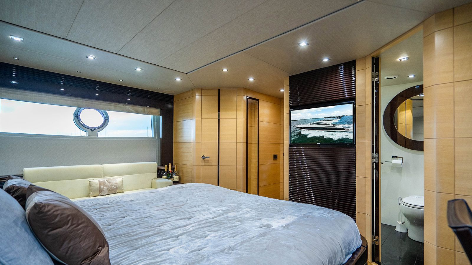 75SunseekerFlyBridge-11.jpg