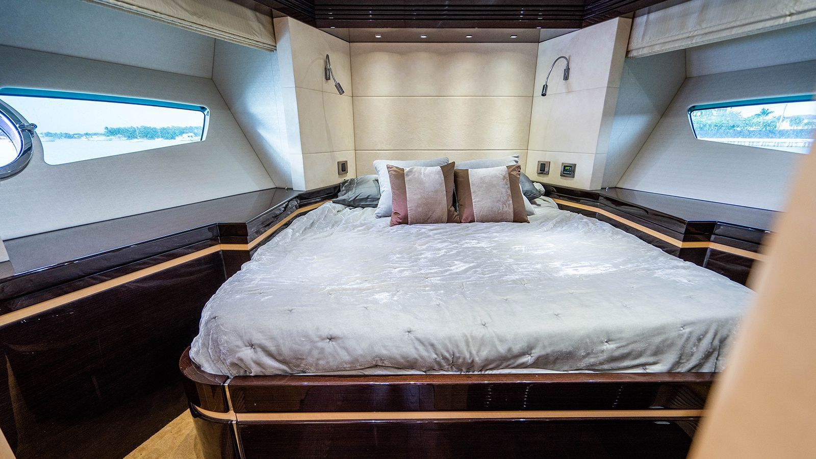 75SunseekerFlyBridge-15.jpg