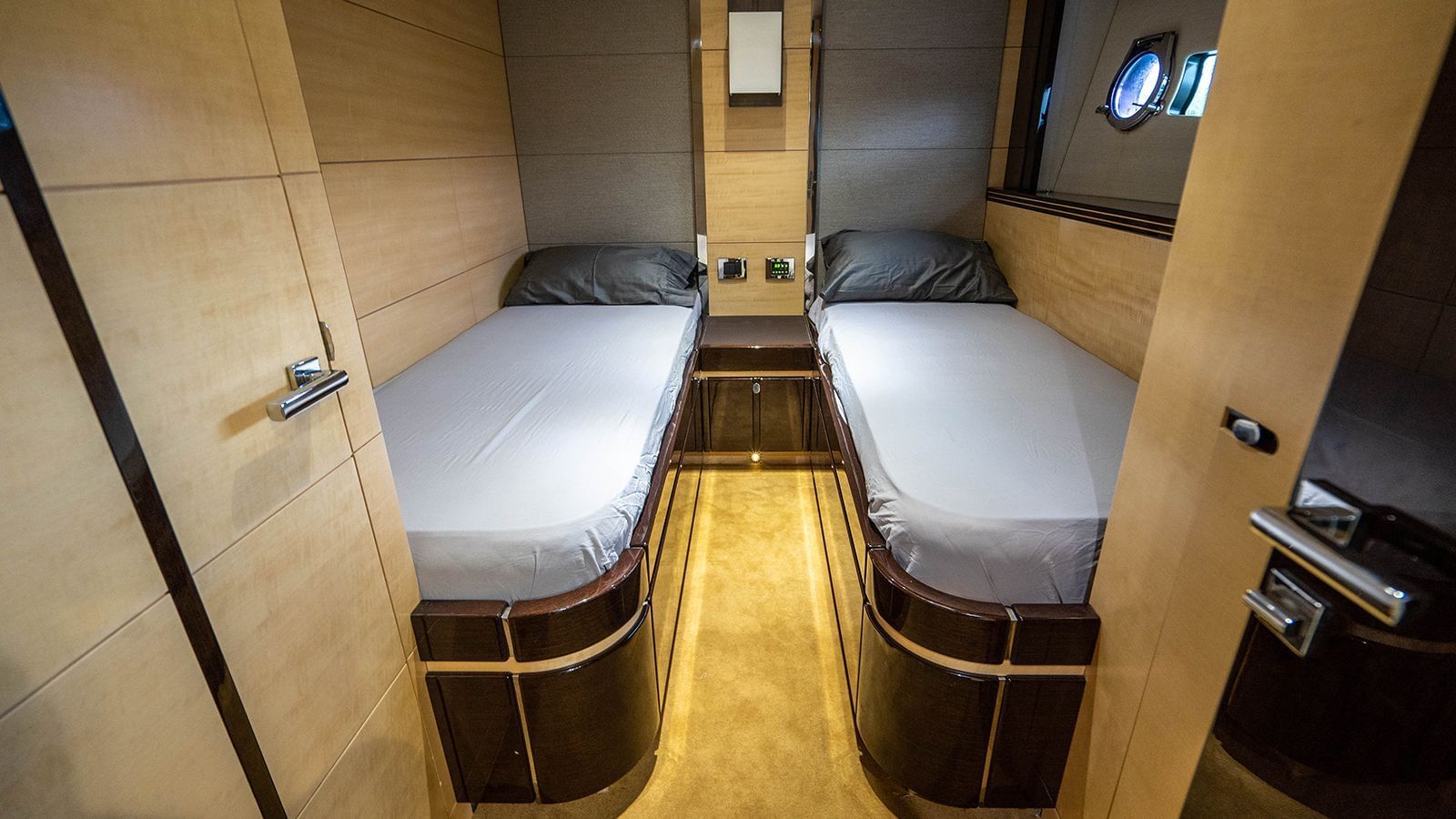 75SunseekerFlyBridge-18.jpg