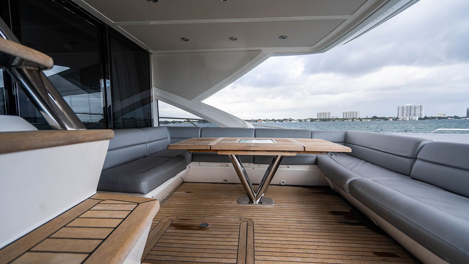 75SunseekerFlyBridge-21.jpg