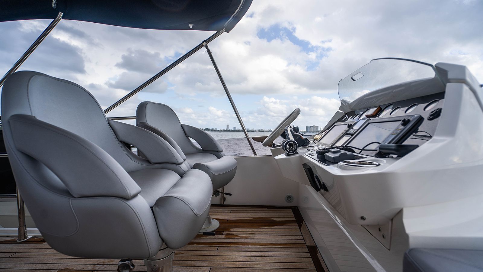 75SunseekerFlyBridge-3.jpg