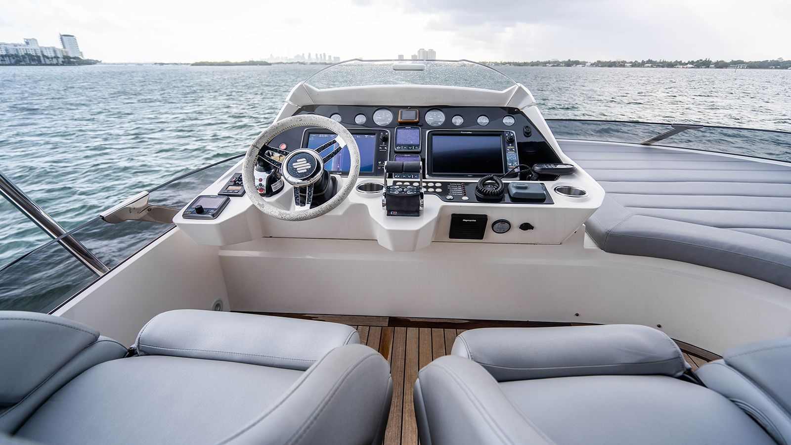 75SunseekerFlyBridge-4.jpg