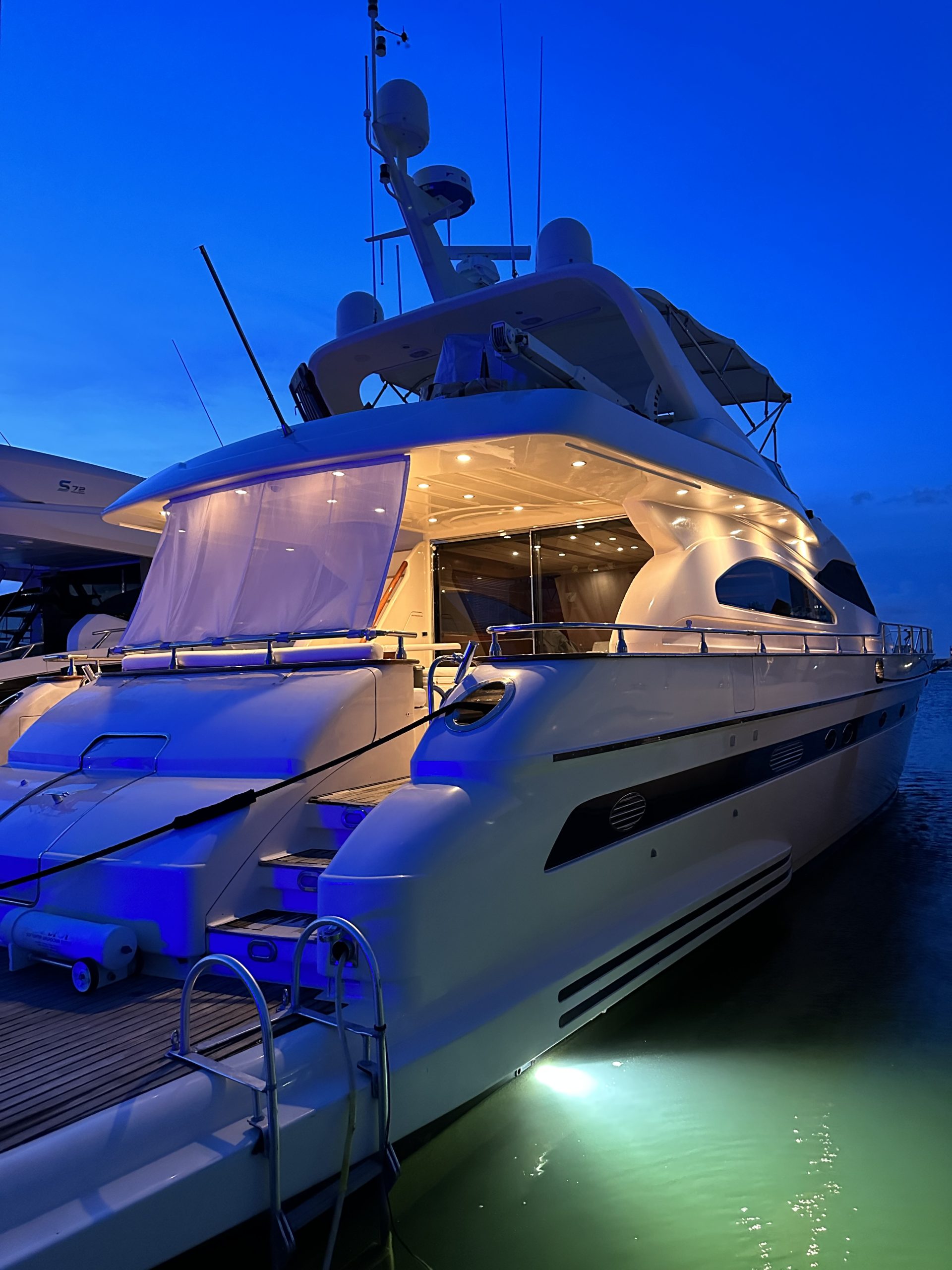 80LuxuryYacht-1-scaled-1.jpg