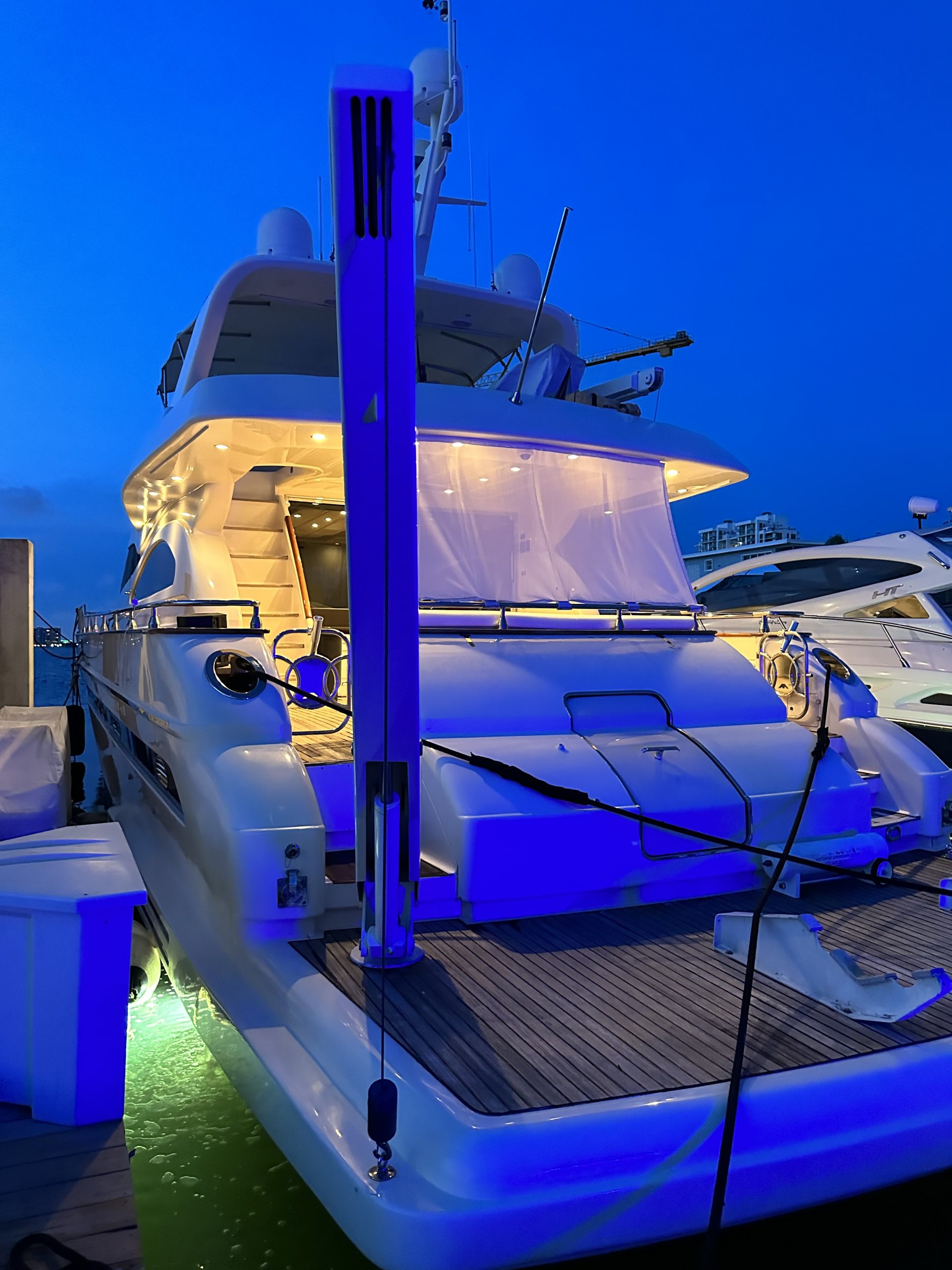 80LuxuryYacht-2-scaled-1.jpg