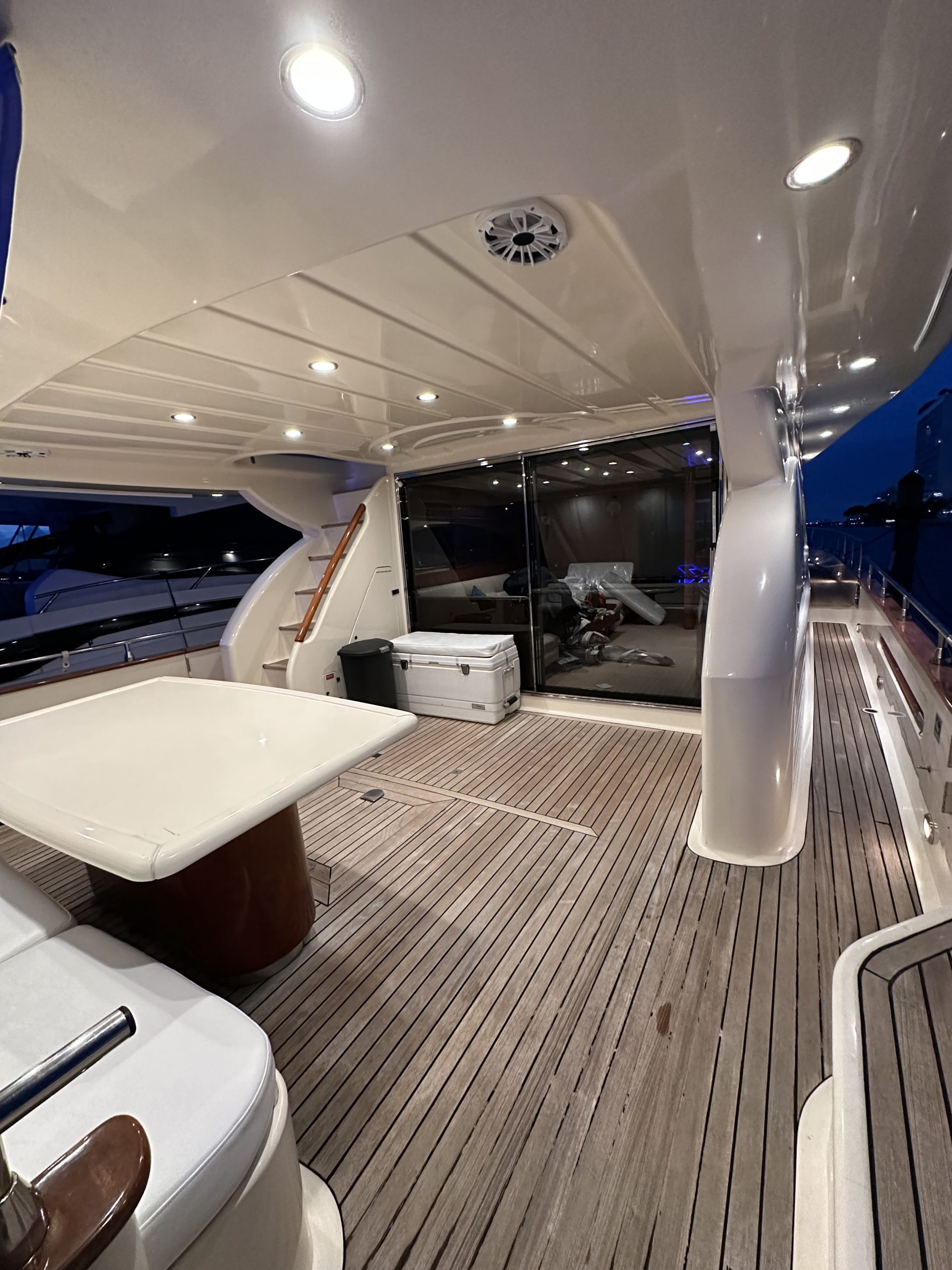 80LuxuryYacht-3-scaled-1.jpg