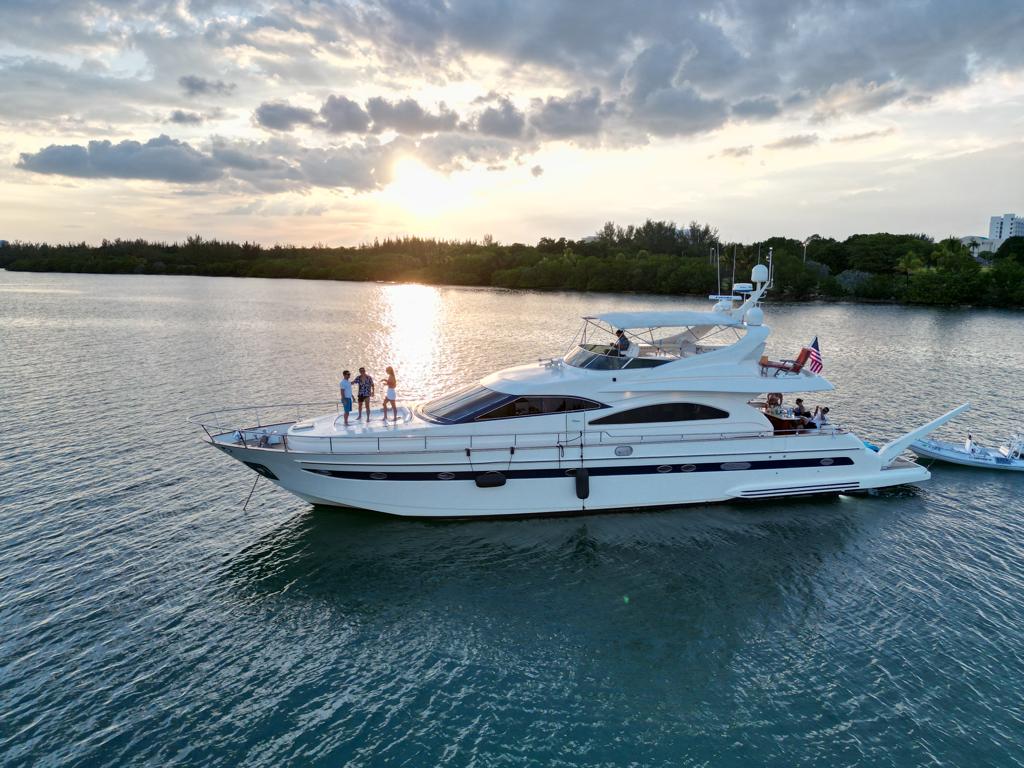 80LuxuryYacht-8.jpg